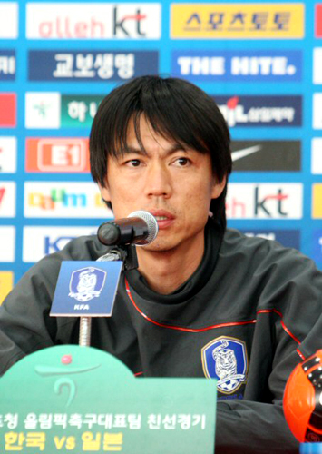 홍명보 올림픽 축구 국가대표팀 감독이 18일 오후 경남 창원시 사파정동 창원축구센터에서 기자회견을 하고 있다. 올림픽 축구 대표팀은 19일 오후 창원축구센터에서 일본과의 친선경기를 앞두고 있다.