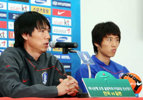 홍명보 올림픽 축구 국가대표팀 감독이 18일 오후 경남 창원시 사파정동 창원축구센터에서 기자회견을 하고 있다. 올림픽 축구 대표팀은 19일 오후 창원축구센터에서 일본과의 친선경기를 앞두고 있다.