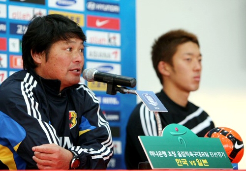 일본 올림픽 축구 국가대표팀 니시무라 아키히로(왼쪽) 감독이 18일 오후 경남 창원시 사파정동 창원축구센터에서 기자회견을 하고 있다. 일본 올림픽 축구 대표팀은 19일 오후 창원축구센터에서 한국과의 친선경기를 앞두고 있다.