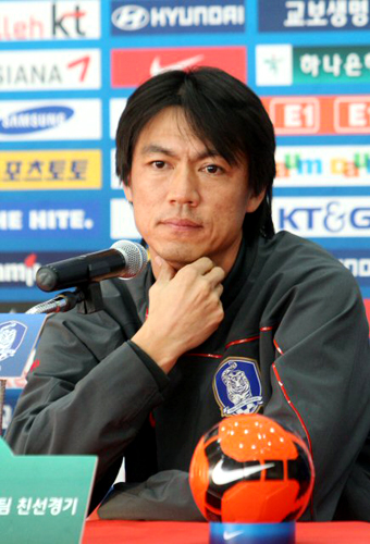 홍명보 올림픽 축구 국가대표팀 감독이 18일 오후 경남 창원시 사파정동 창원축구센터에서 가진 기자회견 중에 생각에 잠겨 있다. 올림픽 축구 대표팀은 19일 오후 창원축구센터에서 일본과의 친선경기를 앞두고 있다.