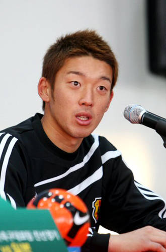 일본 올림픽 축구 국가대표팀 곤다 슈이치 선수가 18일 오후 경남 창원시 사파정동 창원축구센터에서 기자회견을 하고 있다. 일본 올림픽 축구 대표팀은 19일 오후 창원축구센터에서 한국과의 친선경기를 앞두고 있다.