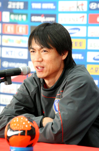 홍명보 올림픽 축구 국가대표팀 감독이 18일 오후 경남 창원시 사파정동 창원축구센터에서 가진 기자회견 중에 미소를 짓고 있다. 올림픽 축구 대표팀은 19일 오후 창원축구센터에서 일본과의 친선경기를 앞두고 있다.