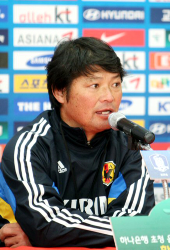일본 올림픽 축구 국가대표팀 니시무라 아키히로 감독이 18일 오후 경남 창원시 사파정동 창원축구센터에서 기자회견을 하고 있다. 일본 올림픽 축구 대표팀은 19일 오후 창원축구센터에서 한국과의 친선경기를 앞두고 있다.