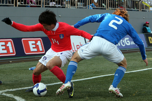 19일 오후 경남 창원축구센터에서 열린 한국과 일본 올림픽 축구대표팀의 친선경기에서 한국 조영철(왼쪽) 선수와 일본 사카이(오른쪽) 선수가 볼다툼을 벌이고 있다.