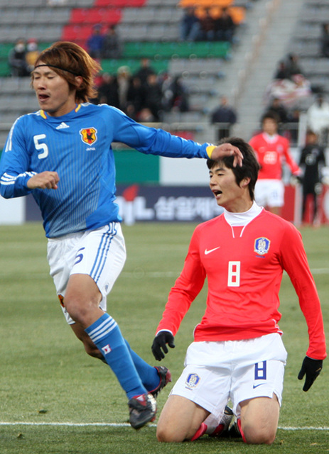 19일 오후 창원축구센터에서 열린 축구 올림픽대표팀 한일전에서 올림픽 대표팀을 이끌고 첫 데뷰전을 치른 홍명보 감독이 경기가 2 대 1로 종료되자 아쉬운 듯 표정을 지으며 퇴장하고 있다.
