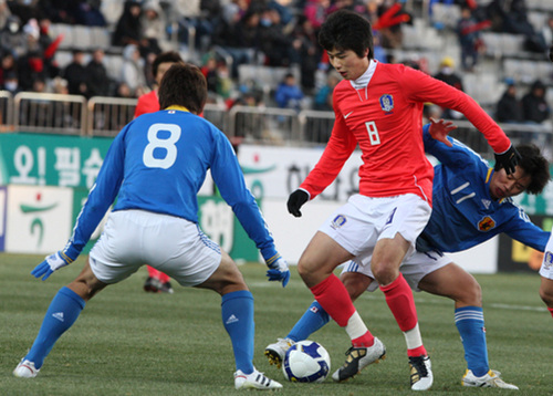 19일 오후 창원축구센터에서 열린 축구 올림픽대표팀 한일전에서 후반 기성용이 일본 집중마크를 받으며 문전을 향해 돌파하고 있다.스코틀랜드 셀틱 FC로 이적하는 기성용은 이날 경기가 당분간 한국에서의 고별전이었다.