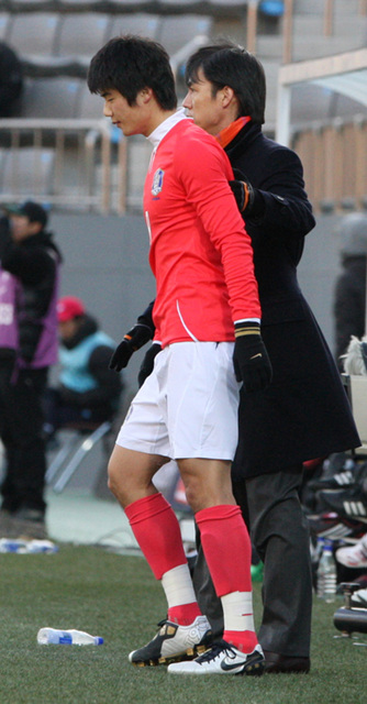 19일 오후 창원축구센터에서 열린 축구 올림픽대표팀 한일전에서 후반 홍명보 감독이 기성용을 출전시키고 어깨를 두들겨 주고 있다.