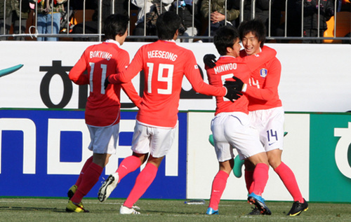 19일 오후 창원축구센터에서 열린 축구 올림픽대표팀 한일전에서 한국의 조영철(맨 오른쪽)이 첫골을 넣은 뒤 팀동료들과 기쁨을 나누고 있다.