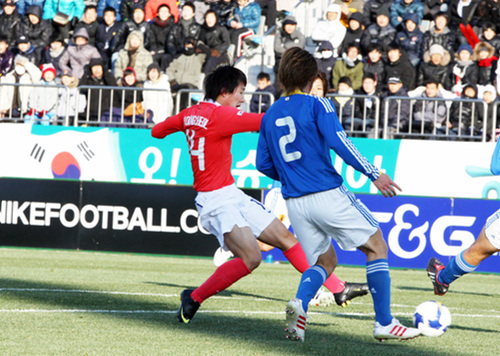 19일 오후 창원축구센터에서 열린 축구 올림픽대표팀 한일전에서 한국의 조영철이 강한 왼발킥으로 첫골을 넣고 있다.