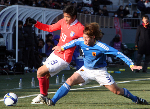 19일 오후 경남 창원축구센터에서 열린 한국과 일본 올림픽 축구대표팀의 친선경기에서 한국 박희성(왼쪽) 선수가 일본 스즈키 선수와 볼다툼을 벌이고 있다.