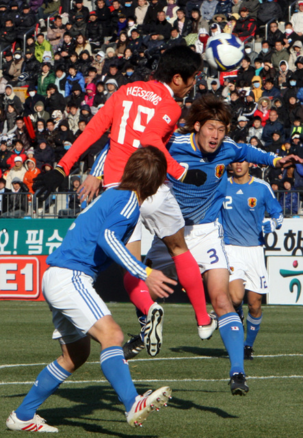 19일 오후 경남 창원축구센터에서 열린 한국과 일본 올림픽 축구대표팀의 친선경기에서 박희성 선수가 일본의 수비를 뚫고 헤딩을 시도하고 있다.