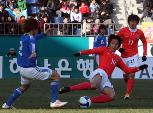 19일 오후 경남 창원축구센터에서 열린 한국과 일본 올림픽 축구대표팀의 친선경기에서 한국 조영철(오른쪽 두번째) 선수가 수비하고 있다.