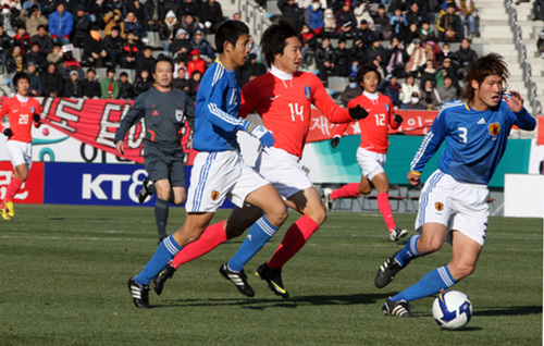 19일 오후 창원축구센터에서 열린 축구 올림픽대표팀 한일전에서 조영철이 일본의 수비진을 뚫고 있다.