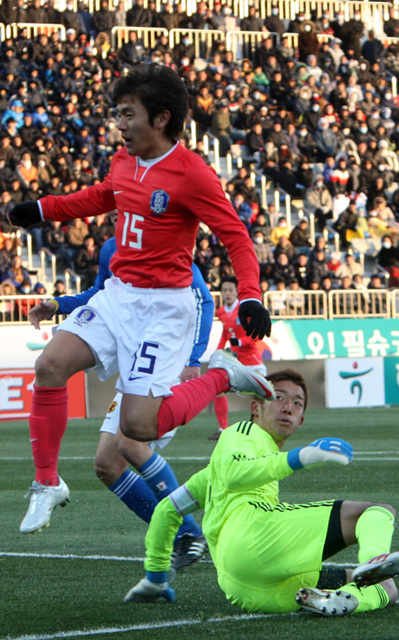 19일 오후 경남 창원축구센터에서 열린 한국과 일본 올림픽 축구대표팀의 친선경기에서 한국 김동희(오른쪽) 선수가 슛한 뒤 아쉬워하고 있다.
