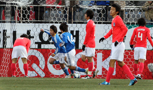 19일 오후 창원축구센터에서 열린 축구 올림픽대표팀 한일전에서 후반 일본의 야마다가 2 대 1 역전골을 넣고 기뻐하는 반면 한국 선수들은 그라운드에서 멍하니 선채 아쉬워하고 있다.