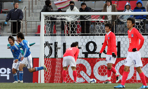 19일 오후 창원축구센터에서 열린 축구 올림픽대표팀 한일전에서 후반 일본의 야마다가 2 대 1 역전골을 넣고 기뻐하는 반면 한국 선수들은 그라운드에서 멍하니 선채 아쉬워하고 있다.