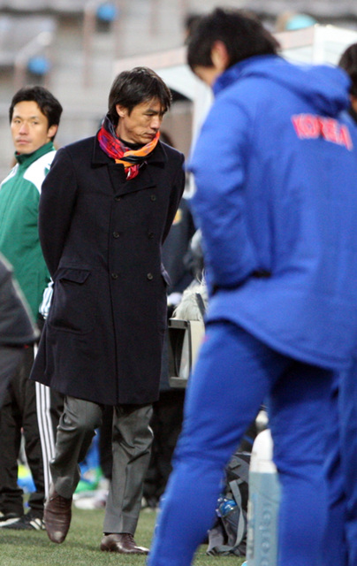 19일 오후 창원축구센터에서 열린 축구 올림픽대표팀 한일전에서 올림픽 대표팀을 이끌고 첫 데뷰전을 치른 홍명보 감독이 경기가 2 대 1로 종료되자 아쉬운 듯 표정을 지으며 퇴장하고 있다.