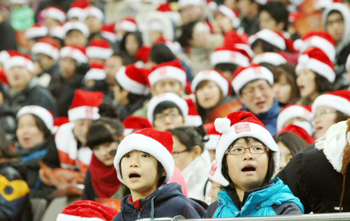 성탄절인 25일 서울월드컵경기장에서 열린 홍명보장학재단의 자선경기 '셰어 더 드림 풋볼매치 2009(Share the Dream Football Match 2009)'에서 산타복장을 한 참가선수들과 관중이 캐롤 합창 세계 기네스 기록에 도전하고 있다. 세계기록은 2007년 11월 미국 시카고에서 수립된 1만 4750명이다.