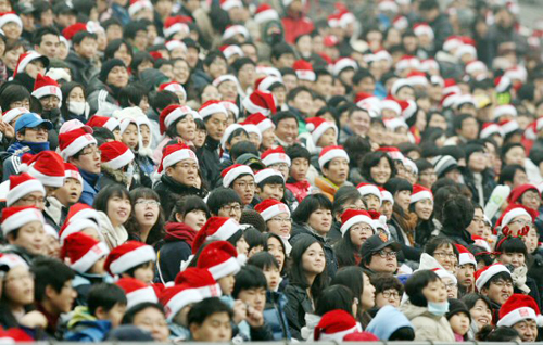 성탄절인 25일 서울월드컵경기장에서 열린 홍명보장학재단의 자선경기 '셰어 더 드림 풋볼매치 2009(Share the Dream Football Match 2009)'에서 산타복장을 한 관중이 경기를 관전하고 있다.