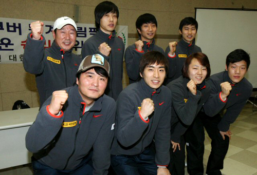 2010 밴쿠버 동계올림픽을 앞둔 스피드 스케이팅 국가대표 선수와 코칭스태프가 28일 오후 태릉 국제스케이트장에서 열린 미디어데이 행사에서 파이팅을 외치고 있다.