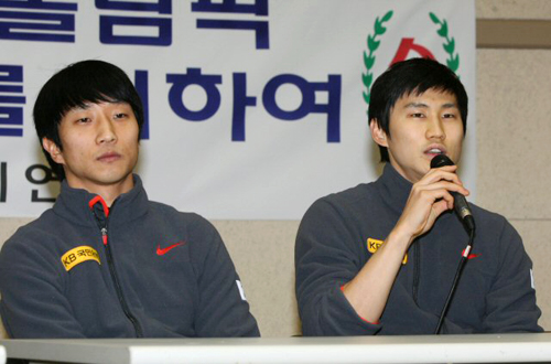 2010 밴쿠버 동계올림픽을 앞둔 스피드 스케이팅 국가대표 이규혁과 이강석이 28일 오후 태릉 국제스케이트장에서 열린 미디어데이 행사에서 취재진의 질문에 답하고 있다.