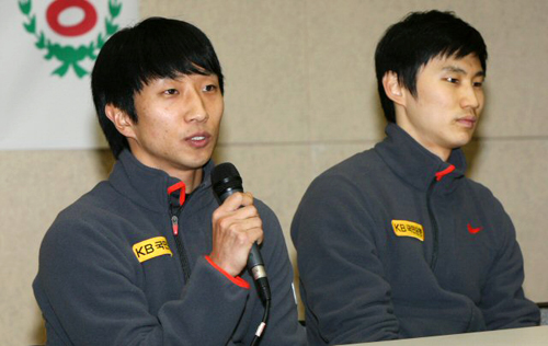 2010 밴쿠버 동계올림픽을 앞둔 스피드 스케이팅 국가대표 이규혁과 이강석이 28일 오후 태릉 국제스케이트장에서 열린 미디어데이 행사에서 취재진의 질문에 답하고 있다.