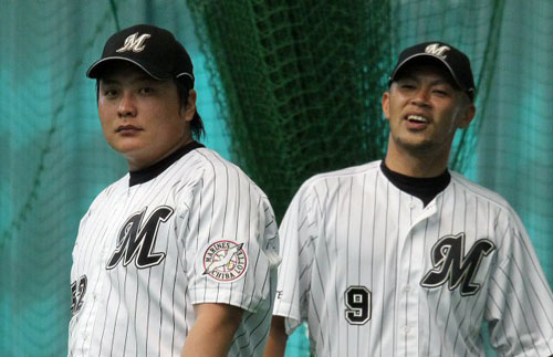 지바 롯데의 김태균이 1일 일본 오키나와현 이시가키섬 마린스 볼 파크에서 시작된 스프링캠프에 참가, 주전 경쟁을 벌일 후쿠라(오른쪽)가 지켜보는 가운데 훈련을 하고 있다.