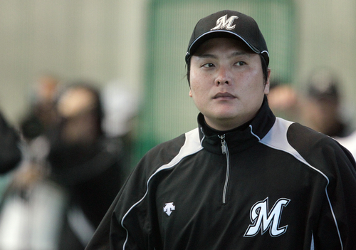 지바 롯데의 김태균이 1일 일본 오키나와현 이시가키섬 마린스 볼 파크에서 시작된 스프링캠프에 참가, 훈련 도중 생각에 잠겨 있다.