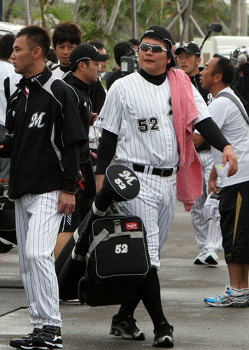 지바 롯데의 김태균이 1일 일본 오키나와현 이시가키섬 마린스 볼 파크에서 시작된 스프링캠프에 참가, 선글라스를 끼고 구장으로 들어서고 있다.