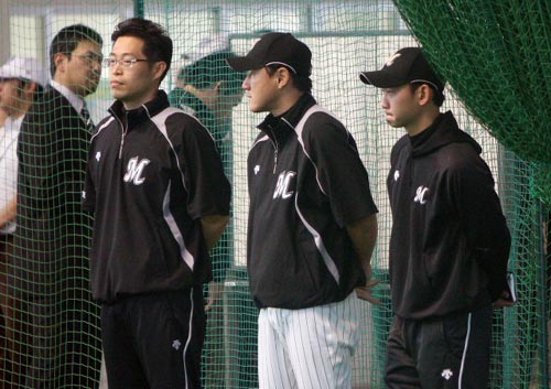 1일 일본 오키나와현 이시가키섬 마린스 볼 파크에서 시작된 지바 롯데 스프링캠프에서 김태균이 맹훈련을 하는 가운데 손세진 트레이너, 조원우 코치, 김영롱 통역(왼쪽부터)이 김태균을 지켜보고 있다.