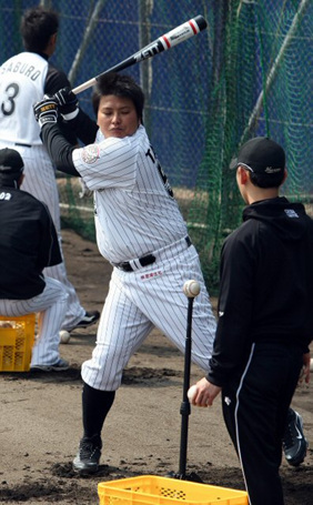 지바 롯데의 김태균이 스프링캠프 이틀째인 2일 일본 오키나와현 이시가키지마 마린스 볼파크에서 훈련하고 있다.