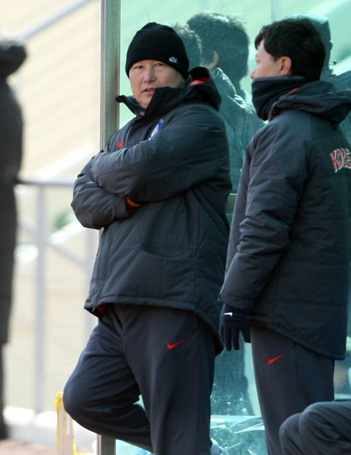 허정무 감독이 2일 오후 축구대표팀이 전지훈련 중인 목포 국제축구센터에서 대표팀과 목포시청의 연습경기를 지켜보고 있다.