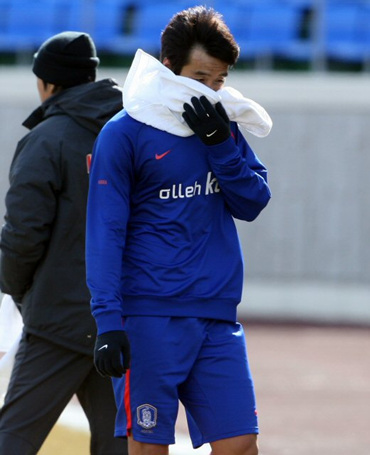 2일 오후 축구대표팀이 전지훈련 중인 목포 국제축구센터에서 열린 대표팀과 목포시청의 연습경기에서 이동국이 교체되고 있다.