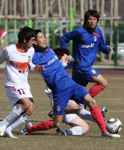 2일 오후  목포 국제축구센터에서 열린 축구 대표팀과 목포시청의 연습경기, 축구 대표팀 김정우가 상대 선수들과 볼다툼을 벌이고 있다.