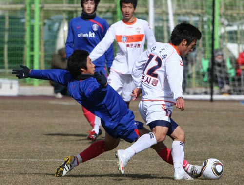 2일 오후  목포 국제축구센터에서 열린 축구 대표팀과 목포시청의 연습경기, 축구 대표팀 이근호가 상대 선수와 볼다툼을 벌이고 있다.