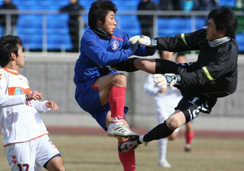 2일 오후 축구대표팀이 전지훈련 중인 목포 국제축구센터에서 열린 대표팀과 목포시청의 연습경기에서 이근호가 슛을 시도하다 상대 골키퍼와 충돌하고 있다.