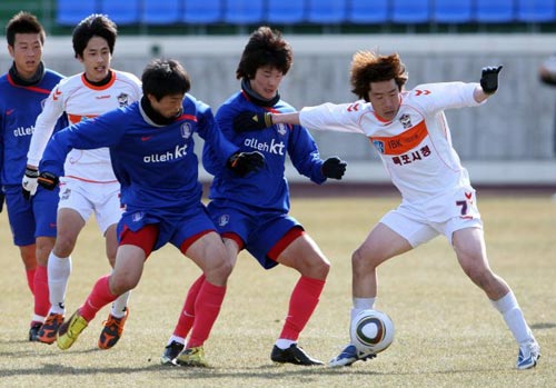 2일 오후  목포 국제축구센터에서 열린 축구 대표팀과 목포시청의 연습경기, 양 팀 선수들이 치열한 볼다툼을 벌이고 있다.