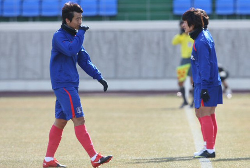 2일 오후 축구대표팀이 전지훈련 중인 목포 국제축구센터에서 열린 대표팀과 목포시청의 연습경기에서 이동국이 교체되고 있다.