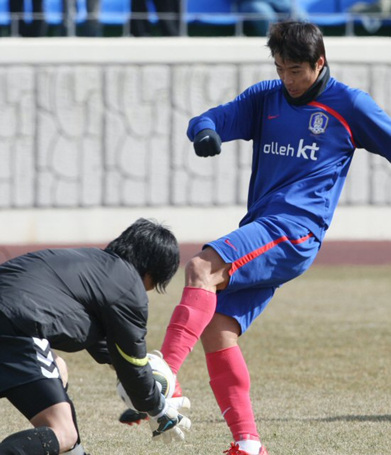 2일 오후 축구대표팀이 전지훈련 중인 목포 국제축구센터에서 열린 대표팀과 목포시청의 연습경기에서 이동국이 볼을 따내려 안간힘을 쓰고 있다.