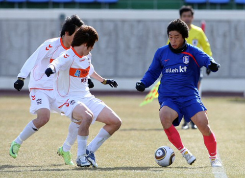 2일 오후 축구대표팀이 전지훈련 중인 목포 국제축구센터에서 열린 대표팀과 목포시청의 연습경기에서 이근호가 볼다툼을 벌이고 있다.
