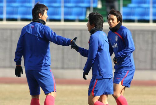 2일 오후  목포 국제축구센터에서 열린 축구 대표팀과 목포시청의 연습경기, 축구 대표팀 염기훈(오른쪽)이 골을 넣은 뒤 이동국(왼쪽), 이근호와 함께 기뻐하고 있다.