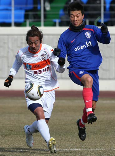2일 오후  목포 국제축구센터에서 열린 축구 대표팀과 목포시청의 연습경기, 축구 대표팀 김두현이 상대 선수와 볼다툼을 벌이고 있다.