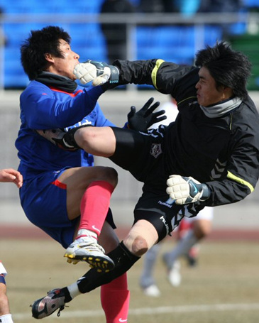 2일 오후 축구대표팀이 전지훈련 중인 목포 국제축구센터에서 열린 대표팀과 목포시청의 연습경기에서 이근호가 슛을 시도하다 상대 골키퍼와 충돌하고 있다.