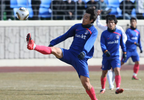 2일 오후 축구대표팀이 전지훈련 중인 목포 국제축구센터에서 열린 대표팀과 목포시청의 연습경기에서 이동국이 볼을 향해 다리를 쭉 뻗고 있다.