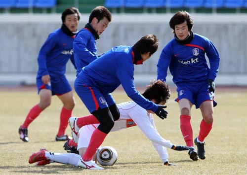 2일 오후  목포 국제축구센터에서 열린 축구 대표팀과 목포시청의 연습경기, 축구 대표팀 김두현, 이규로가 상대 공을 가로채고 있다.