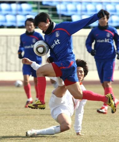 2일 오후 축구대표팀이 전지훈련 중인 목포 국제축구센터에서 열린 대표팀과 목포시청의 연습경기에서 김보경이 문전쇄도하고 있다.