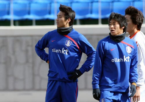 2일 오후  목포 국제축구센터에서 열린 축구 대표팀과 목포시청의 연습경기, 축구 대표팀 이동국(왼쪽)과 이근호가 심판을 바라보고 있다.