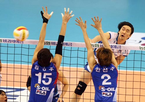 2일 대전 충무체육관에서 열린 2009-2010 프로배구 남자부 삼성화재-대한항공 경기, 삼성화재 석진욱이 상대 블로킹을 피해 스파이크를 하고 있다.