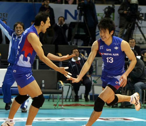 2일 대전 충무체육관에서 열린 2009-2010 프로배구 남자부 삼성화재-대한항공 경기, 강동진 등 대한항공  선수들이 삼성화재를 3대0으로 완파하며 10연승에 성공한 후 환호하고 있다.
