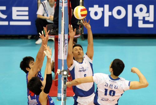 2일 대전 충무체육관에서 열린 2009-2010 프로배구 남자부 삼성화재-대한항공 경기, 삼성화재 고희진이 속공을 하기 위해 점프하고 있다.